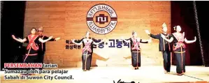  ??  ?? PERSEMBAHA­N tarian Sumazau oleh para pelajar Sabah di Suwon City Council.