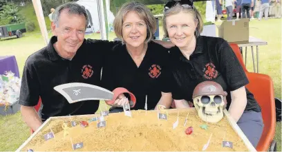  ?? AN143931_02 ?? Treasure hunting with 1st Ash Vale Scout Group leaders Malcolm Simpson, Linda Moyle and Sarah Brown.