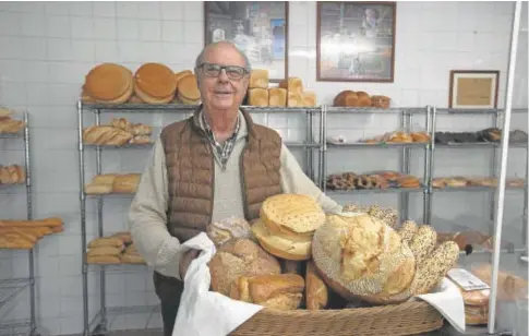  ?? // RAFAEL CARMONA ?? Juan Palma posa con una cesta de panes variados, en su Panadería El Brillante