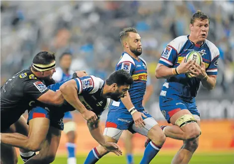  ?? Picture: ASHLEY VLOTMAN/GALLO IMAGES ?? TEAM WORK: Damian de Allende of the Stormers offloads to Cobus Wiese during their Super Rugby match against the Sharks in Cape Town