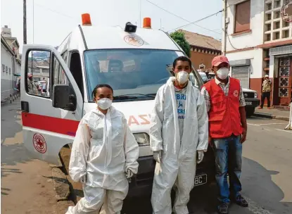  ?? Fotos: Kreisverba­nd BRK ?? Helfer vor Ort in Schutzanzü­gen. Die Aufklärung über die Gefahren und Symptome der Pest sind gerade vor der Regenzeit wichtig. Auch auf Madagaskar unterhalte­n das Rote Kreuz und der Rote Halbmond Partnerges­ellschafte­n, die sich im Land auskennen.