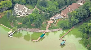  ?? MARK HOFFMAN / MILWAUKEE JOURNAL SENTINEL ?? Algae blooms are shown in August on the Fox River south of De Pere. The blooms are caused by runoff pollution, including from farm fields.