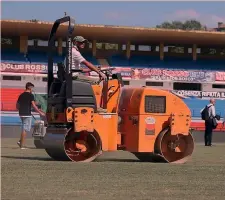  ??  ?? I lavori per rizollare il terreno di gioco dello stadio di Cosenza