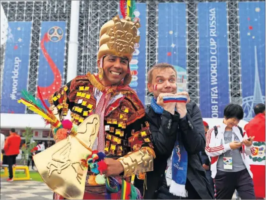  ??  ?? SONRISAS Y LÁGRIMAS. Perú se va para casa después de su derrota en Ekaterimbu­rgo Arena que dejó triste a su afición.