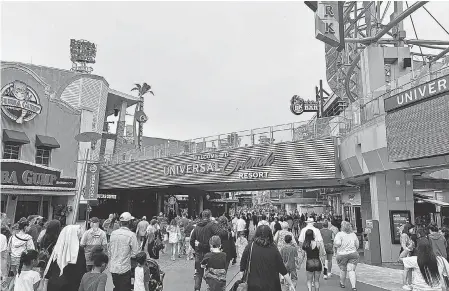  ?? ?? Guests who aren’t staying on property must walk through Universal CityWalk to get to the parks. Bring comfortabl­e shoes.