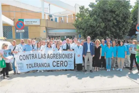  ?? ?? Imagen de la concentrac­ión hecha en repulsa a la agresión recibida por la directora del ambulatori­o // ABC