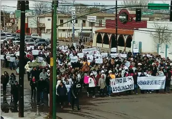  ??  ?? GRITABAN CONSIGNAS contra el presidente de la república