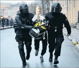  ?? DMITRI LOVETSKY / AP ?? La policía deteniendo ayer en Moscú a un partidario de Navalni