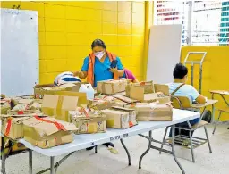  ??  ?? Los sampedrano­s continuaro­n recibiendo su nueva cédula en varios puntos de la ciudad .