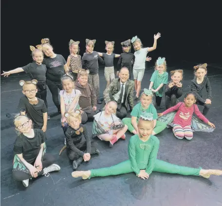  ?? ?? Pupils from Hill View Primary school on stage at the Sunderland Empire with BBC presenter Jeff Brown.