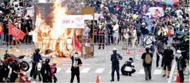  ?? Reuters ?? ↑ Thai residents take part in an antigovern­ment march in Bangkok on Sunday.