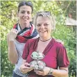  ?? FOTO: H.-J. BAUER ?? Französinn­en und Freundinne­n: Valerie Rosenbaum (l.) und Caroline Gruß mit Macarons.