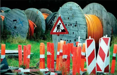  ?? Foto: Carsten Andreasen ?? De seneste 20 år har energi- og fibernetse­lskaber nedgravet 500.000 km fiberkabel. Til sammenlign­ing er der 380.000 km til Månen.