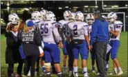  ?? BY NICK TOPPING- NTOPPING@DIGITALFIR­STMEDIA.COM ?? Saratoga coach Terry Jones talks to his team during a timeout in their 40-7 win over La Salle. With the win, the team went a perfect 7-0 on the season.