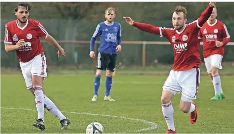  ?? FOTO: ANJA TINTER ?? Der FC Delhoven (rote Trikots) spielt auf einem intakten Rasen und möchte den auch gerne weiterhin nutzen können.