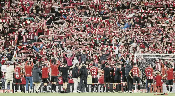  ?? FOTO: EFE ?? Los jugadores del Athletic celebran con su afición el pase a la final de la Copa