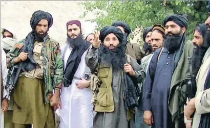  ?? TTP HANDOUT / EFE ?? Fazlulah, al centre, gesticulan­t, envoltat de seguidors del Moviment Talibà del Pakistan