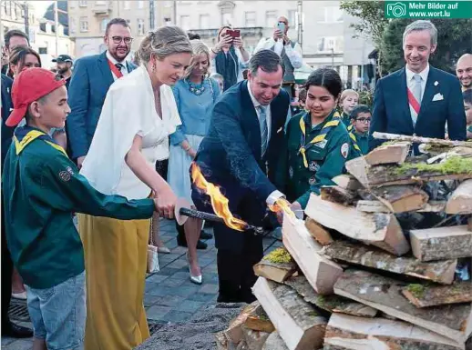  ?? Fotos: Gilles Kayser ?? Mehr Bilder auf www.wort.lu
Zusammen mit den Pfadfinder­n zünden Prinzessin Stéphanie und Erbgroßher­zog Guillaume ein Lagerfeuer an. Es war Teil des „Escher Volleksfes­t“auf dem Rathauspla­tz.