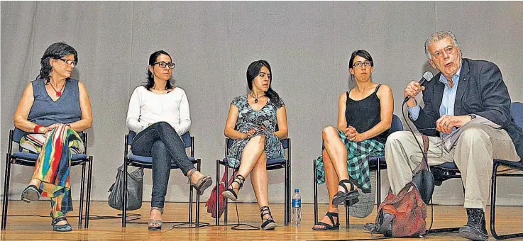  ??  ?? De izquierda a derecha: Ruth Guttfreund, Marcela Zamora, Egly Larreynaga, María Gamboa y André Guttfreund, quienes formaron parte del panel del conversato­rio “Arte y prevención de la violencia”, en el MUNA.