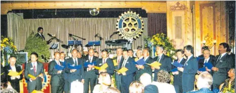  ?? FOTO: ROTARY ?? Mit einem Lied stellen sich die neuen Rotarier ihren Gästen vor.