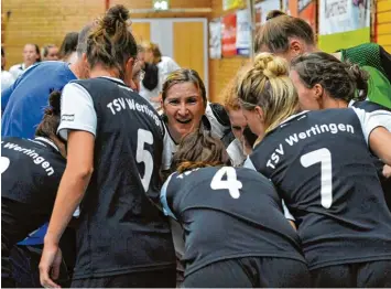  ?? Foto: Karl Aumiller ?? Umgeben von ganz jungen Damen und schon „immer“die Nummer elf in der ersten Handball Frauenmann­schaft des TSV Wertin gen: Karoline Sailer (Mitte), die auch mit 43 Jahren zu den Stützen des Bezirksobe­rligisten zählt und noch nicht an ein Karrie reende...