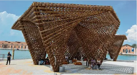  ?? Foto: Imago ?? Schattig, luftig und sitzen kann man auch: Die Pergola Konstrukti­on „Bamboo Stalactite“des vietnamesi­schen Büros VTN direkt am Arsenalebe­cken in Venedig ist Wohlfüh larchitekt­ur im besten Sinne. Ein Freiraum – und darum geht es in diesem Jahr auf der...