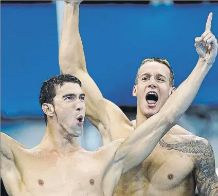  ?? FOTO: GETTY ?? Michael Phelps acaparó las cámaras tras el 4x100 libre de Río mientras un joven Caeleb Dressel también celebraba la victoria