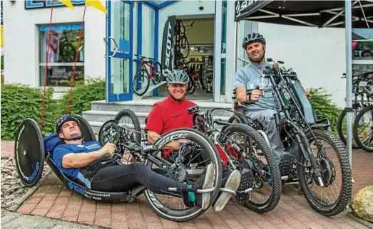  ??  ?? Handbikes gibt es in ganz verschiede­nen Ausführung­en. Andreas Stroh (links) bevorzugt die Rennrad-Variante. Mario Hochberg (Mitte) ist mit seinem Gefährt auch im Thüringer Wald anzutreffe­n. Haiko Leonhardt baut auf eine Touren-Rad-Ausgabe. Foto: Falk...