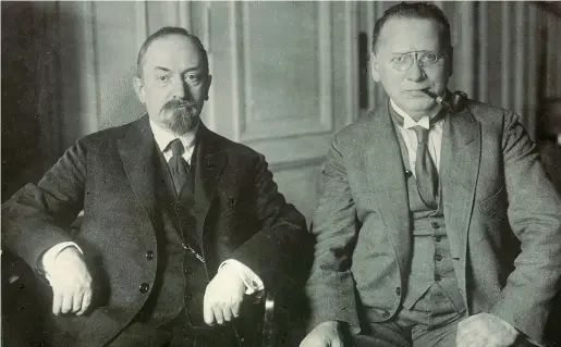  ?? ?? Ministri
Da sinistra: il ministro degli Esteri dell’Unione Sovietica, Georgij Cicerin (1872-1936), e il vice Maksim Litvinov (18761951) in una foto degli anni Venti. Cicerin fu ministro dal 1923 al 1930, quando al suo posto venne nominato proprio Litvinov, che rimase in carica fino al maggio 1939. Il successore di Litvinov fu Vjaceslav Molotov (1890- 1986)