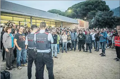  ??  ?? Una parella dels Mossos d’Esquadra el matí de l’1 d’octubre en una escola de la Garriga