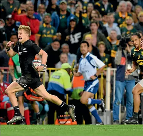  ?? GETTY IMAGES ?? Damian McKenzie races away to score the try that broke Springbok hearts in Cape Town last year.