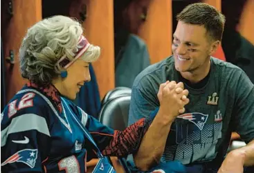  ?? PARAMOUNT PICTURES ?? Lily Tomlin as Lou, a fan of the title NFL quarterbac­k, and Tom Brady as himself in “80 for Brady.”