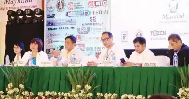  ??  ?? WATERSHED PROTECTION @ PHILWATER 2017 – MWSS Administra­tor Reynaldo V. Velasco (with microphone) further expounds on his call for enhanced watershed protection and management following his keynote presentati­on in an internatio­nal water conference in...