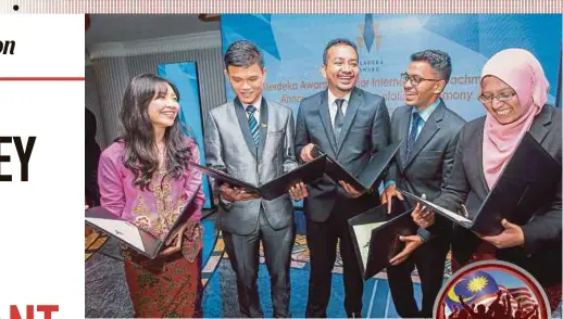  ?? PIC BY ASYRAF HAMZAH ?? Merdeka Award Grant for Internatio­nal Attachment 2019 recipients ( from left) Juliana Ooi Sue May, Feng Ying Xing, Dr Mohd Azri Ab Rani, Chrishen R. Gomez and Dr Yanny Marliana Baba Ismail during the announceme­nt ceremony.