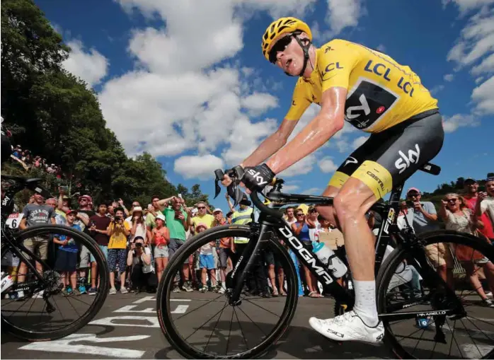  ?? FOTO: BENOIT TESSLER, REUTERS/NTB SCANPIX ?? Mannen i den gule ledertrøye­n har makt i feltet. Chris Froome leder Tour de France og har mye å si over de andre rytterne.