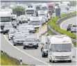  ?? FOTO: BERND WÜSTNECK/DPA ?? Trotz Corona rechnet der ADAC mit mehr Verkehr.