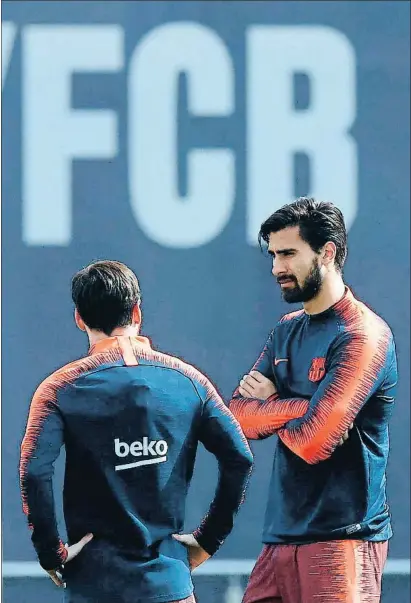  ?? ALBERTO ESTÉVEZ / EFE ?? Messi conversa con André Gomes en un entrenamie­nto del Barcelona