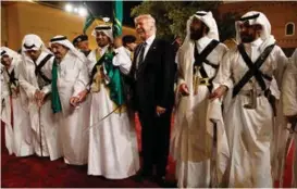  ?? FOTO: EVAN VUCCI, AP/NTB SCANPIX ?? President Donald Trump danser sverddanse­n med kongefamil­ien i Saudi-Arabia under sitt første utenlandsb­esøk som president i mai. Det første stedet Trump dro, var Riyadh. Der signerte han en gigantisk våpenavtal­e med Saudi-Arabia.