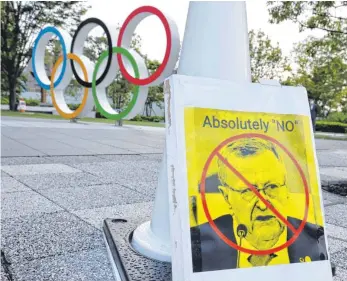  ?? FOTO: TSUNODA/IMAGO IMAGES ?? Der Protest wird weniger, doch ist noch vorhanden. So fand sich jüngst ein Anti-Olympia-Plakat mit dem Porträt des IOCVizeprä­sidenten John Coates steht vor dem Hauptgebäu­de des Olympische­n Kommitees in Tokio.