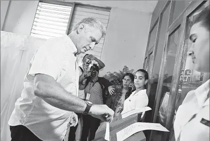  ??  ?? Miguel Díaz-Canel, vicepresid­ente y probable sucesor de Raúl Castro, reconoció los retos económicos que tiene la isla, de cara a una nueva administra­ción que se formará en las próximas semanas. Reconoció que la modernizac­ión financiera “ha sido un...