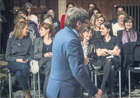  ?? LLIBERT TEIXIDÓ ?? Celebració­n institucio­nal. El Govern en pleno participó anoche en el salón Sant Jordi del Palau de la Generalita­t en la celebració­n del día internacio­nal de la Mujer