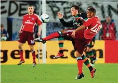  ??  ?? Auftritte, die immer noch wehtun: 2009 scheiterte­n Dennis Aogo (r.) und der HSV in Pokal und Europacup an Werder (hier Mesut Özil).