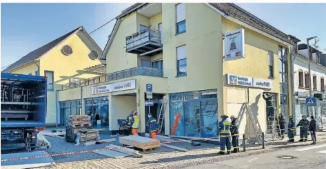  ?? FOTO: LEHMANN ?? In der Nacht zum Samstag wurden in der Volksbank-Filiale in Kleinblitt­ersdorf Geldautoma­ten gesprengt. Am Samstag sicherte das THW das Gebäude.