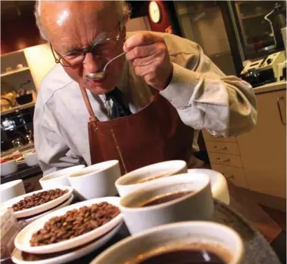  ?? ARKIVFOTO: JAN M: LILLEBØ ?? OVER FEM ÅR SIDEN: Det er over fem år siden Herman Friele smaksteste­t egen kaffe på Midtun. I 2013 solgte han og familien den siste halvparten av Kaffehuset Friele for drøye to milliarder kroner.