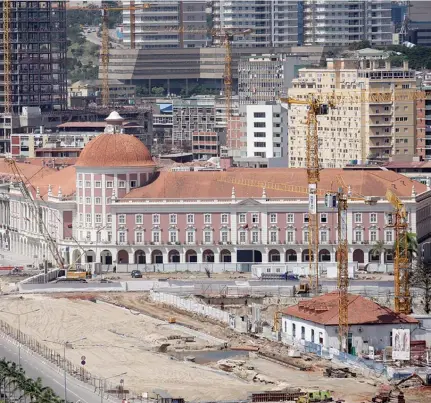  ?? KINDALA MANUEL ?? Milhares de construtor­as portuguesa­s garantem a sua permanênci­a no mercado angolano apesar das actuais dificuldad­es financeira­s