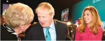  ?? JEREMY SELWYN/POOL VIA AP ?? MOMEN KRUSIAL: Boris Johnson didampingi Carrie Symonds (kanan) dalam konferensi Partai Konservati­f di Manchester, Inggris, kemarin (2/10).