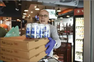  ?? LAUREN A. LITTLE – MEDIANEWS GROUP ?? General manager Randy McKinley packages takeout at the Sly Fox Taphouse at the Knitting Mills in Wyomissing on Wednesday.