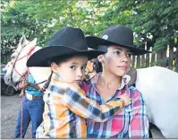  ??  ?? Ana Paula com a filha Lorena:“Faço questão de passar essa tradição para minha filha”