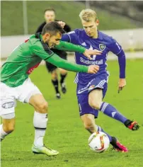  ?? BILD: SN/TAFERNER ?? Marco Grüll (r.) schoss St. Johann mit zwei Toren zum 3:2-Sieg gegen die Innsbruck Amateure.