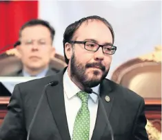  ??  ?? Mauricio Toledo, diputado del PRD, propone que los diputados al Congreso de la Ciudad de México puedan ser electos por cuatro periodos consecutiv­os.